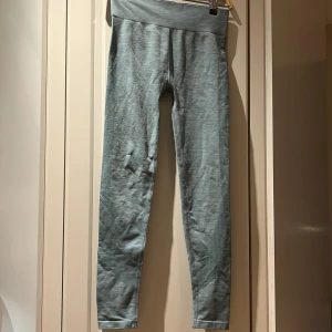 Gröna Leggings💚 - Sköna leggings från Lindex storlek 146-152💚 Andvänt få tal gånger💚 En liten defekt på knät💚