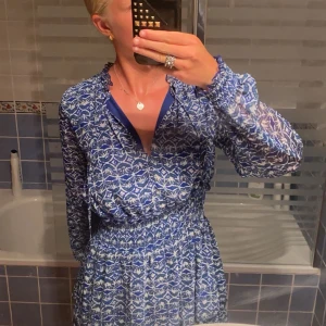blå klämning från Zara - Säljer min blåa klänning från zara då jag inte använder den längre och blivit lite för liten💞 I bra skicka och använd fåtal gånger💞
