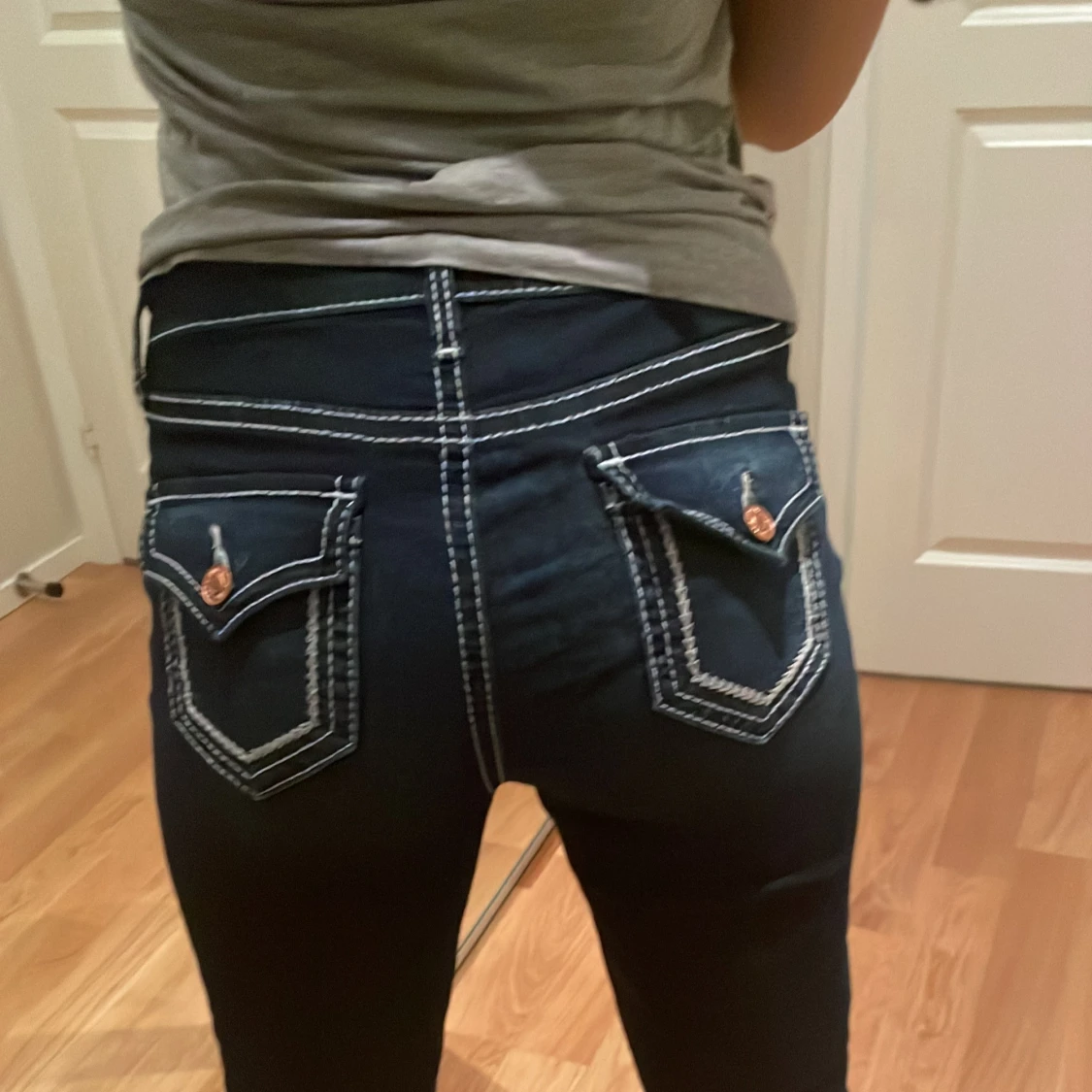 Sänkt pris! Mörkblå jeans med kontrastsömmar - 1