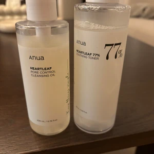 Anua Heartleaf Cleansing Oil och Toner - Säljer Anua Heartleaf Pore Control Cleansing Oil och Heartleaf 77% Soothing Toner. Cleansing Oil är perfekt för att rengöra porerna och lämnar huden fräsch. Tonern innehåller 77% heartleaf-extrakt för att lugna och återfukta huden. Båda produkterna kommer i praktiska pumpflaskor.