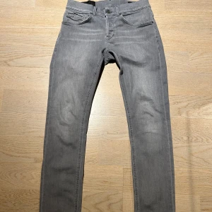 Grå dondup jeans George  - Snygga grå jeansbyxor med en klassisk femficksdesign. De har en skinny fit passform och är tillverkade i ett slitstarkt material. Perfekta för en stilren look.