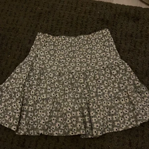 Blommig kjol från lager 157 - Söt blommig kjol från 157 New i grått och vitt. Kjolen har ett volangigt fall och ett charmigt blommönster. Perfekt för en somrig look!
