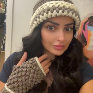 Virkad mössa med vantar  - Supermysig virkad mössa i beige och vitt med stor tofs på toppen. Tjockt garn och bubblig struktur ger en cool look. Perfekt för kalla dagar och snygg att matcha med vantar. Passar dig som gillar handgjorda accessoarer.