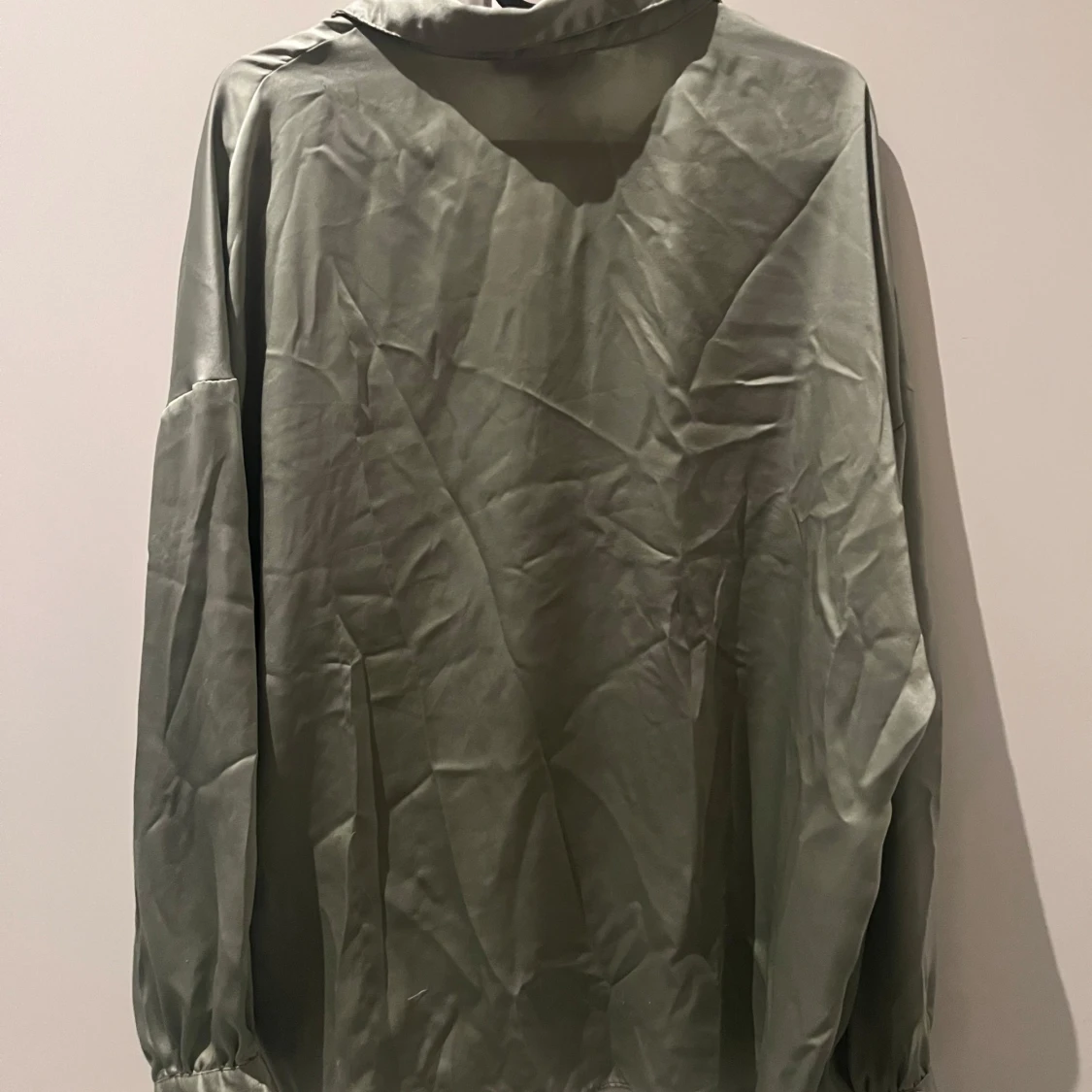 Olivgrön satinblus från Primark - 2