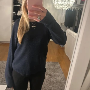 Mörkblå stickad tröja - Mysig mörkblå stickad tröja. Tröjan kommer ifrån Vila och i storlek xs