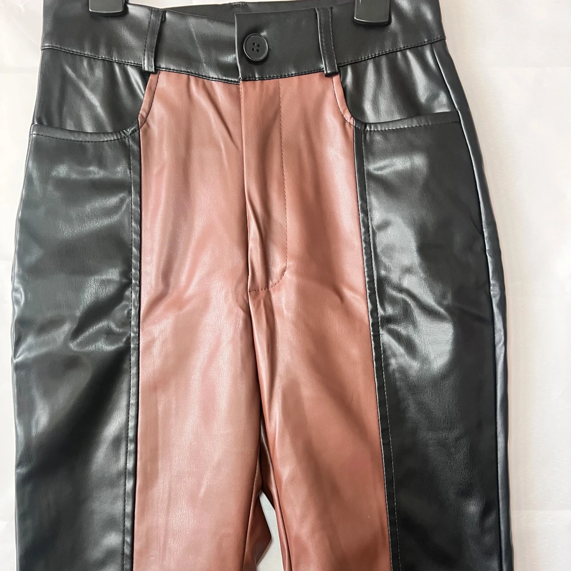 Svart och brun färgblockade skinnbyxor