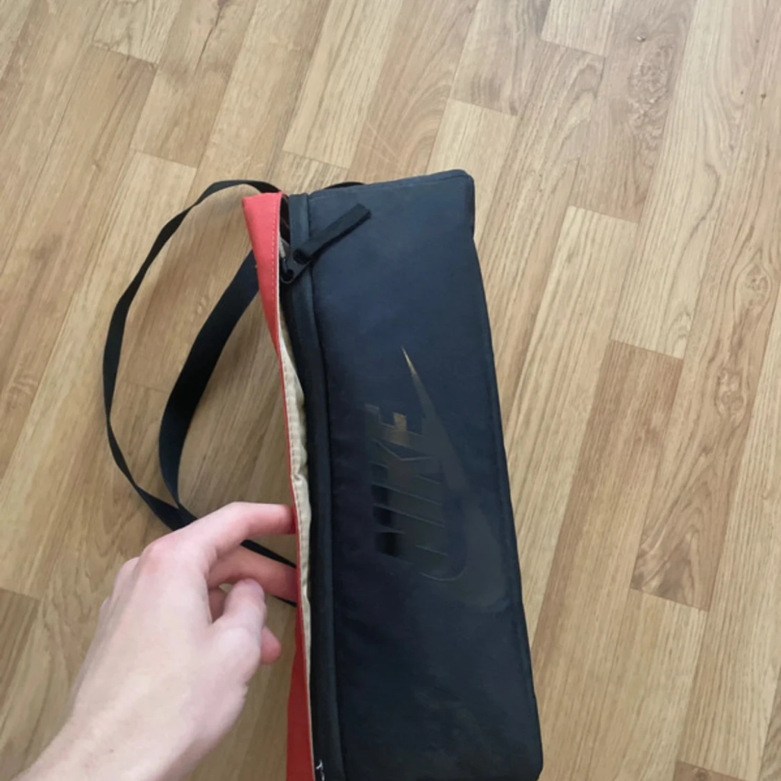 Nike axelväska i beige och svart - 1