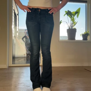 Mörkblå bootcut jeans från Only  - Snygga mörkblå jeans med bootcut och låg midja från Only. Har lite skavanker längst ner på bena men absolut inget man märker. Jag är 172 cm men lång och brukar bära storlek s och dom sitter jättebra på mig. Waist:26 Length:32