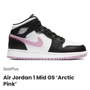Nike Air Jordan 1 Mid Arctic Pink - Säljer ett par Nike Air Jordan 1 Mid GS 'Arctic Pink' med svart och vit ovandel i skinn, rosa swoosh och detaljer samt rosa yttersula. Klassisk Jordan Wings-logga på sidan och snörning framtill. Perfekt för dig som vill sticka ut med snygga sneakers.