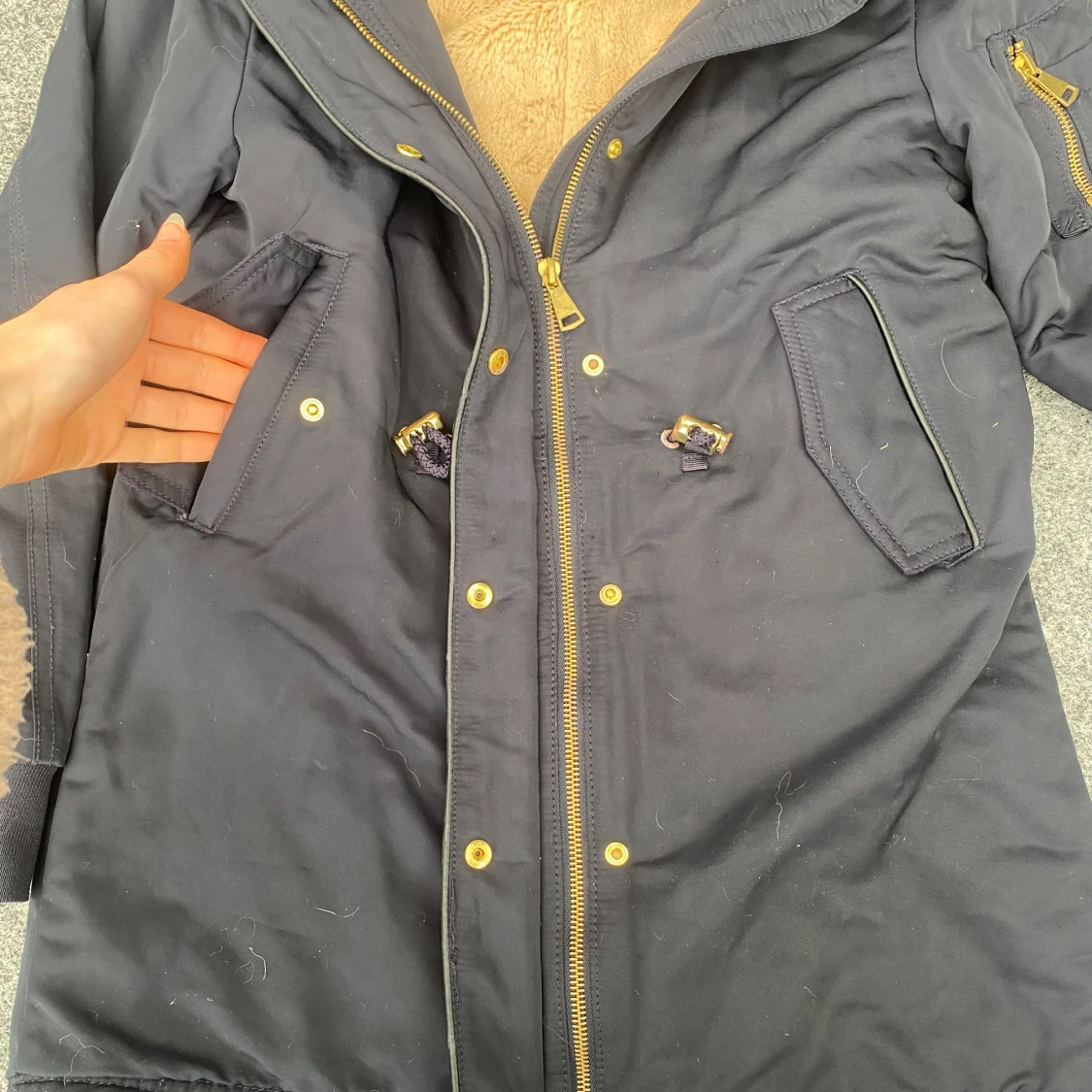 Marinblå jacka med fuskpäls - 1