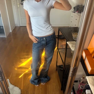 Blå bootcut jeans med låg midja - Slutsålda Low waist jeans ifrån Zara. Mycket bra skick💞