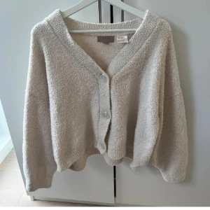 Beige kofta - Jätte mysig oversized kofta, den har inga synliga defekter men har blivit använd flitigt💗