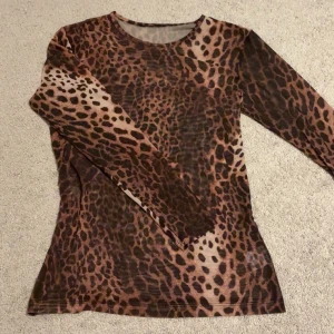 Leopardmönstrad topp - Leopardmönstrad topp, aldrig använd. Ingen aning vart den är ifrån då den inte har kvar etiketten. (Den är genomskinlig när man har den på!)Antar att de är stl S då den har en liten lapp på sidan där de står S. Pris kan diskuteras💕🐆