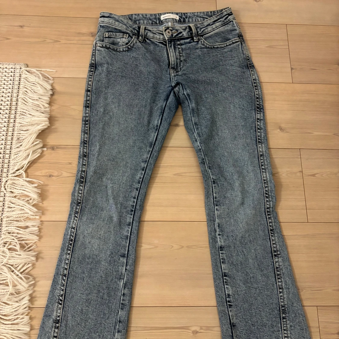 Blå bootcut lågmidjade jeans från Gina tricot