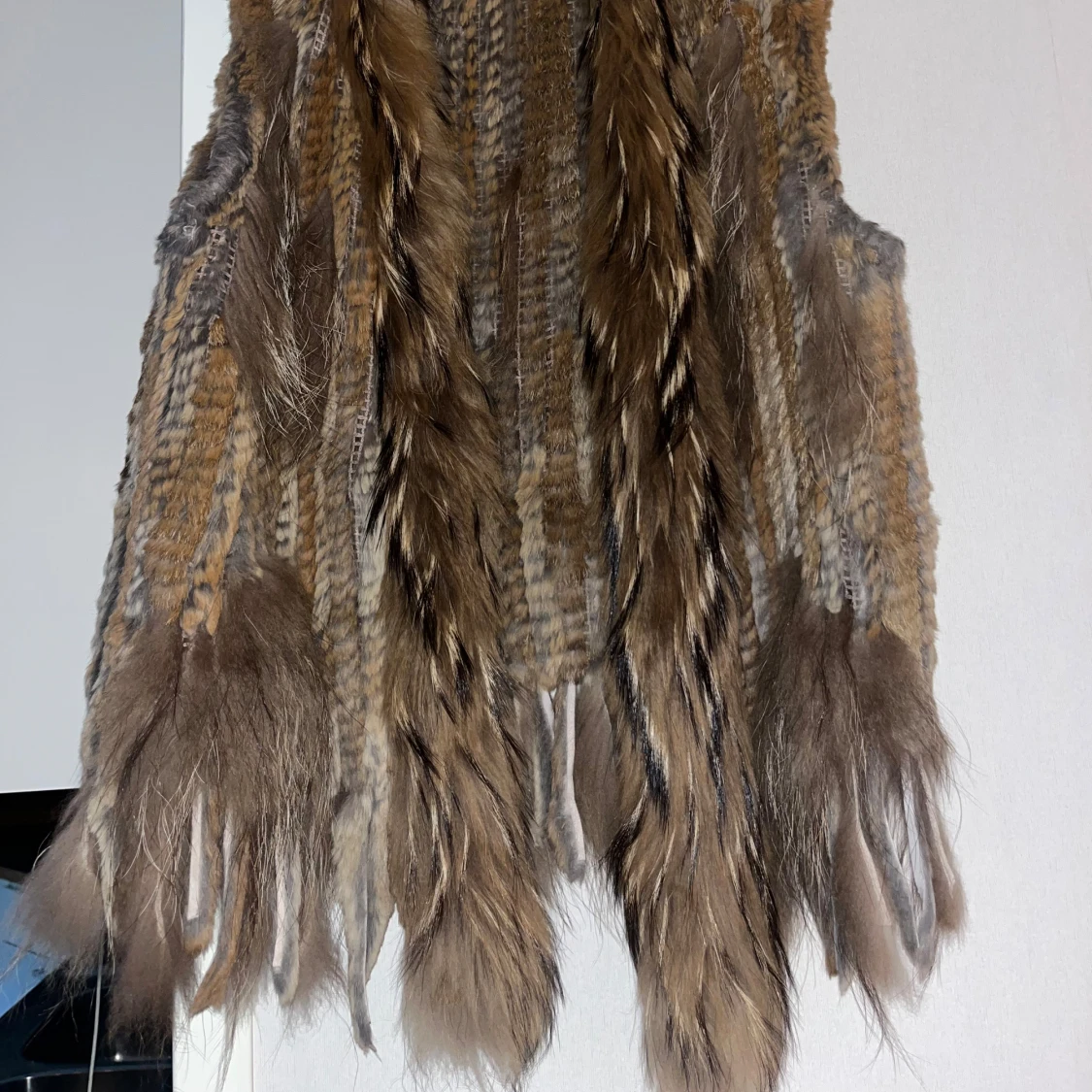 Brun pälsväst med fluffiga detaljer - 1