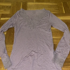 Ljuslila topp med spets från Intimissimi - Ljuslila spets tröja från intimissimi