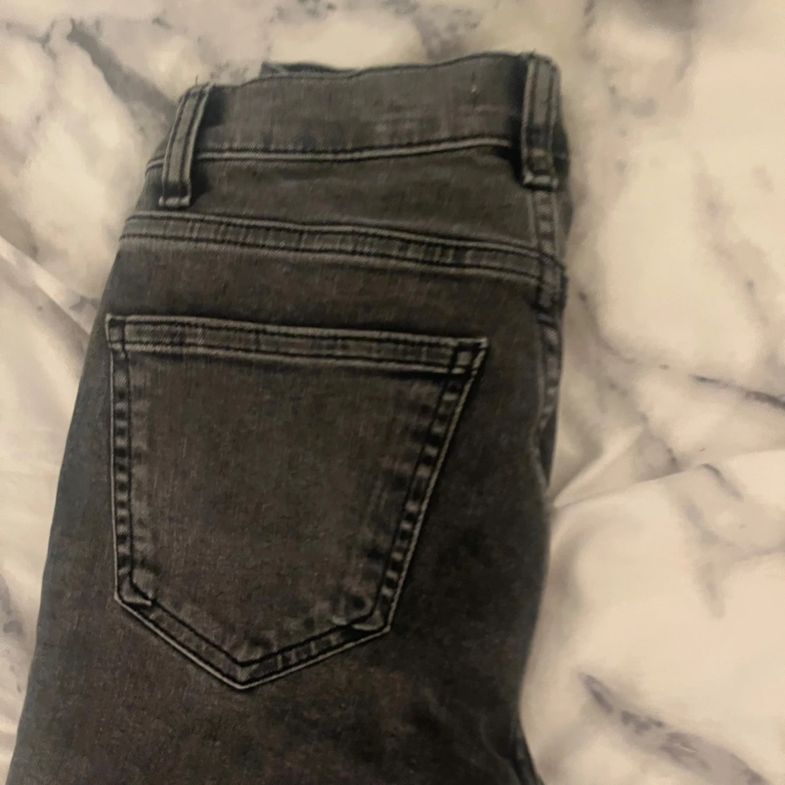 Svarta low waist jeans ifrån Gina tricot - 1