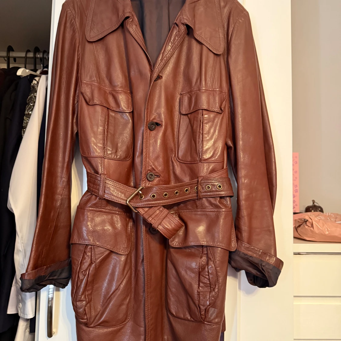 Brun skinn trenchcoat med bälte