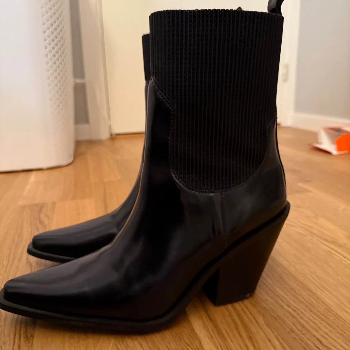 Svarta boots med spetsig tå och klack