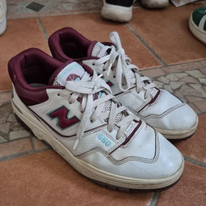 New Balance 550  - Säljer ett par New Balance 550 sneakers i vit och vinröd färg med turkosa detaljer. Skorna är välanvända men i relativt bra skick. Nypris är runt 1600 kr. Pris kan absolut diskuteras.
