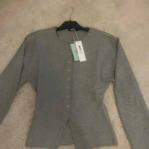  Slutsåld Waist- Fitted grå kofta från gina - Ny kofta från gina led prislapp kvar, aldrig använd