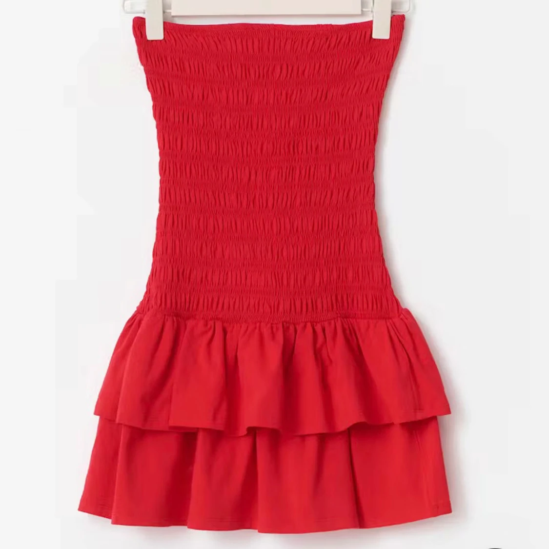 Röd tubklänning med volang från Gina Tricot