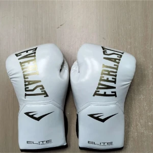 Vita boxningshandskar Everlast Elite (12oz) - Vita everlast elite boxningshandskar 12oz (nya aldrig använda )