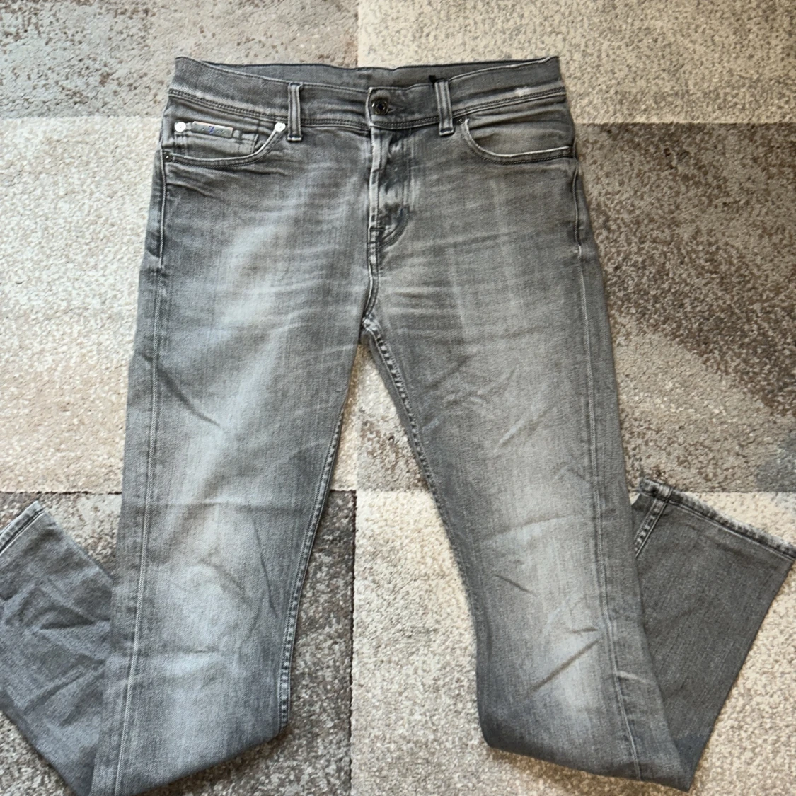 Grå slim fit/ regular jeans från 7 For All Mankind