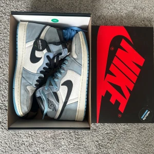 Jordan 1 High University Blue - Jordan 1 high university blue. Storlek 45, nypris 5000kr. Köptes 2021 användes då sedan har de stått på hyllan. 