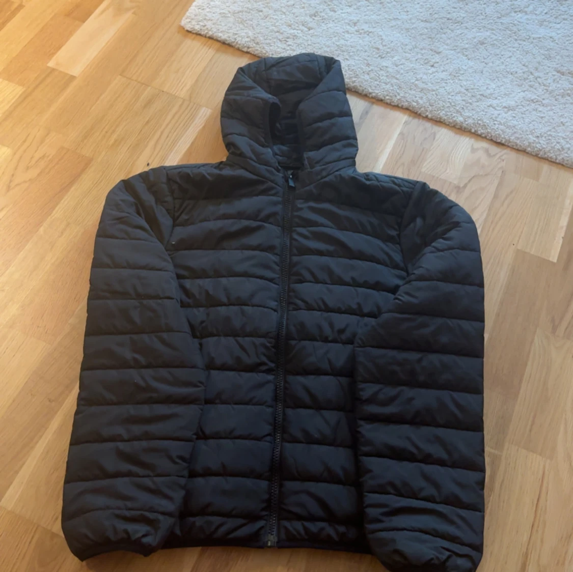 Svart pufferjacka med huva - 1