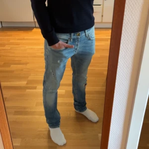 Dondup jeans - Säljer ett par feta jeans från dondup med slitningar i modellen George,  skriv om du har några funderingar eller frågor!