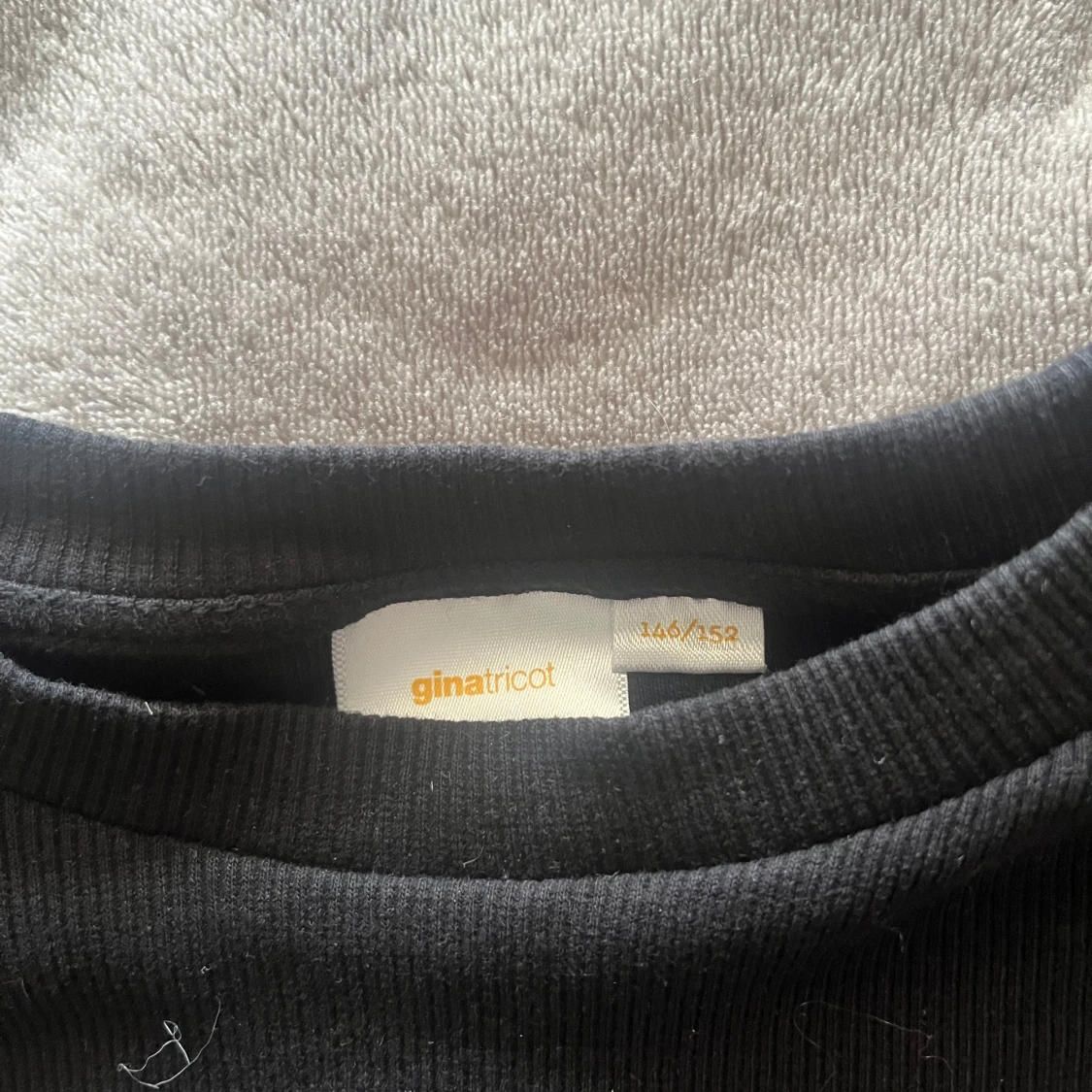 Svart volangtopp från Gina Tricot - 1