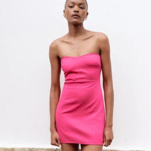 Rosa mini klänning från Zara - Super fin rosa klänning från Zara som inte säljs mera. Den har en cut out i midjan och en dragkedja där bak. Sällan använd och i super bra skick!💞