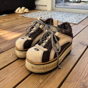 Vintage Buffalo skor - Farsans gamla Buffalo skor från tidigt 90-tal i storlek 40 😛😛 lite slitna men inga stora skador 