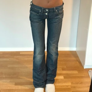 Lågmidjade jeans - Supersnygga lågmidjade jeans❤️ storlek w27 l34, midjemåttet tvärs över är 38 cm och innerbenslängden 85 cm ungefär❤️ jag är 175!