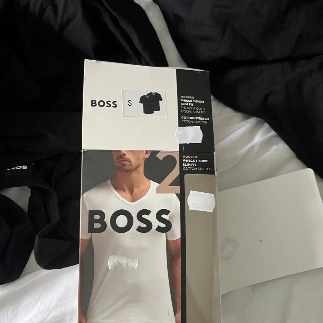 Svart v-ringad t-shirt från BOSS - 2