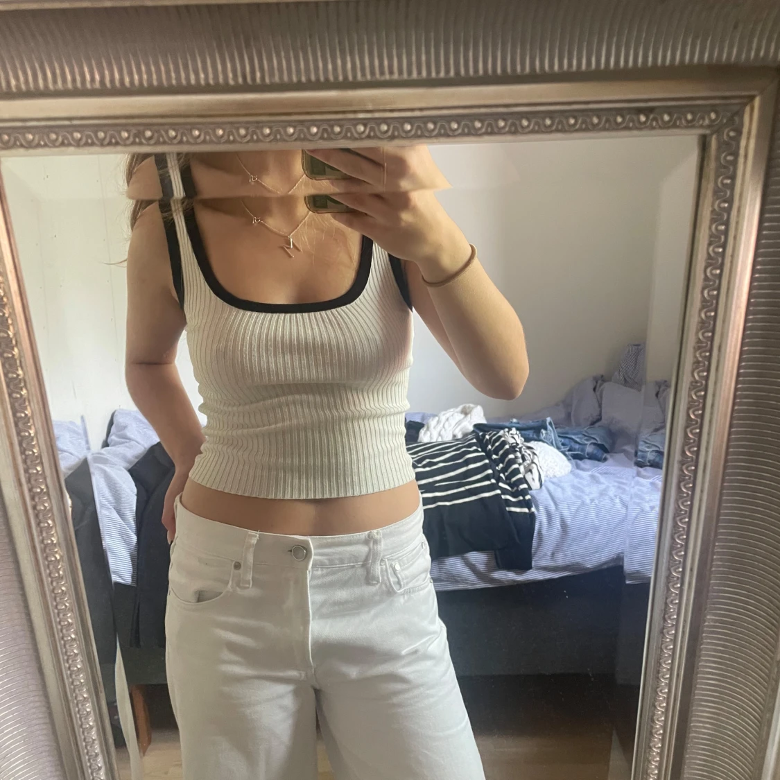 Vit ribbad linnetopp med svarta kanter - 1