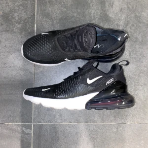 Nike Air Max 270 svarta sneakers - Svarta Nike Air Max 270 sneakers med vit sula och tydlig Air Max-bubbla i hälen.  Använda Max 5 gånger