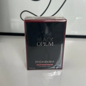 Yves Saint Laurent Black Opium 50ml - Black Opium Eau de Parfum Over Red från Yves Saint Laurent, 50 ml. Flaskan är elegant med svart och röda detaljer, och har en lyxig, modern design. Perfekt för dig som gillar djärva och sensuella dofter med en exklusiv känsla.
