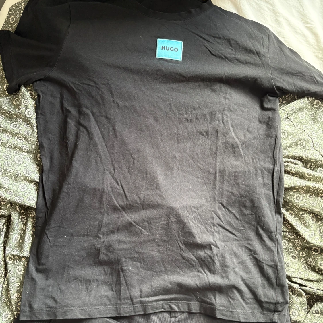 Svarta mjukisbyxor från Hugo och t shirt  - 1