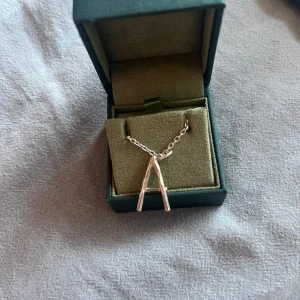 Maria Nilsdotter halsband A - Säljer mitt jättefina marianilsdotter halsband i ett A.💘  Inga defekter och är som ny! Kedjans längd är i längd 45 eller 40. 💘