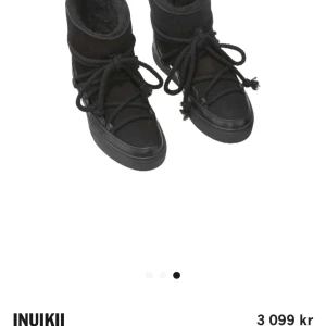 Svarta Inuikii Classic sneakers - Svarta Inuikii Classic sneakers med högt skaft, grova snören och rund tå. Skorna har en mix av mocka och skinn, samt en varm fodrad insida. Perfekta för kalla dagar med sin chunky look och unika design. Lite slitningar på lädret som syns på de sista bilderna men annars i bra skick. Köpta på nk för något år sedan men kommer tyvärr inte till användning längre💗Kom gärna med bud