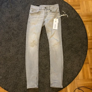 Dondup jeans grå - Säljer nu dessa gråa jeans från dondup i modellen George. Jeansen är knappt använda, därav väldigt bra skick. Tags ingår