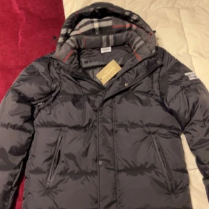 Burberry jacka - En svart Burberry jacka säljs. Vädligt Bra skick. Perfekt jacka för kalla dagar. Priset kan eventuellt diskuteras. Hör av er om ni är intresserade!