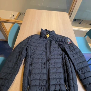 Svart Parajumpers jacka  - Xs men passar L om man har det i hoodies och sånt.                                                                                      Använd lite (kanske 10 gånger)