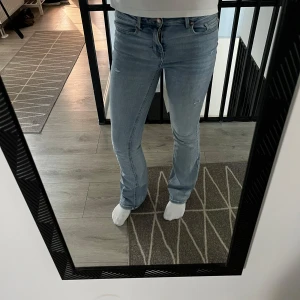 Ljusblå bootcut jeans - Säljer ett par ljusblåa bootcut. Jeansen har en lätt slitning på låret och är tillverkade i mjukt denimtyg.  💕💕