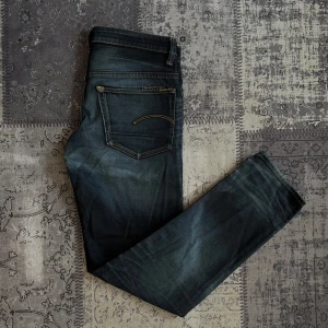 G-star Jeans   - Ett fint par g-star 3301 jeans med en mörkblå färg med mycket tvättningar. I väldigt gott skick och storlek W32 L34. Har du några frågor så är de bara att skriva ett meddelande!
