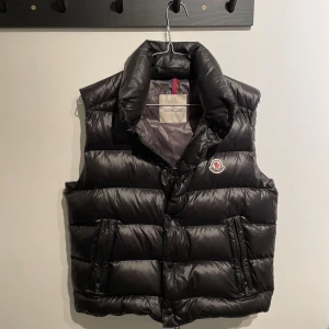 Moncler väst  - Säljer min moncler väst. Allt og medföljer (även kvitto) en liten defekt innanför vänstra fickan, men näst intill osynlig.