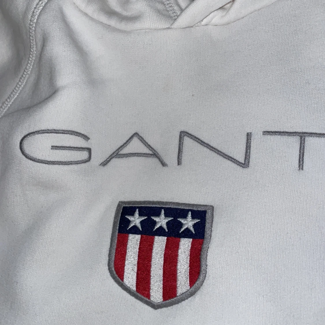 Vit hoodie från GANT med broderad logo - 2