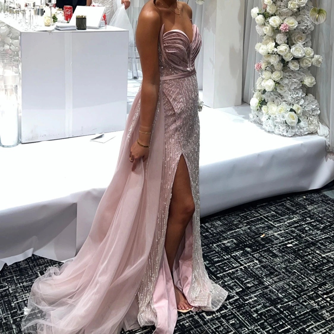 Ljusrosa glittrig balklänning med slits - 1
